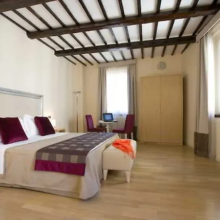 Alexander Hotel